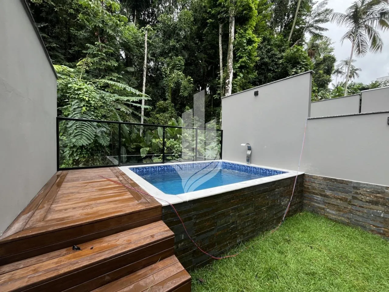 Sobrado estilo tríplex, com piscina, no começo do bairro Água Verde - foto 1