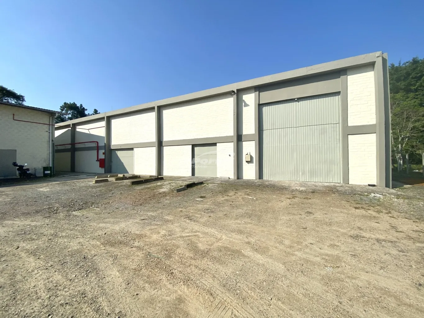 GALPÃO INDUSTRIAL PARA LOCAÇÃO NO BAIRRO ITOUPAVA CENTRAL, bairro com maior potencial de expansão e em constante crescimento. Com 720m, terreno plano, amplo estacionamento interno e externo. - foto 1