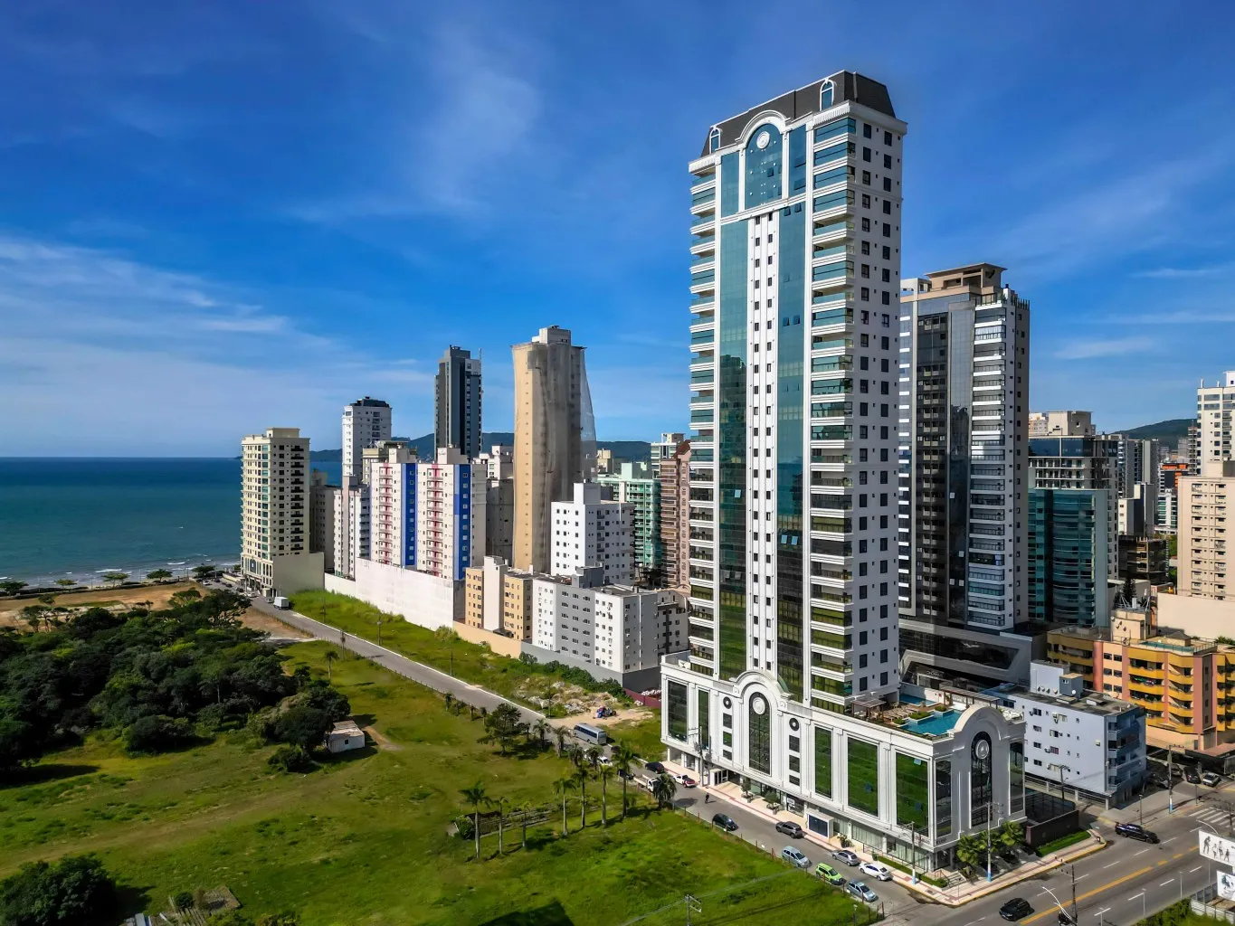 Apartamento com 4 suítes e 4 vagas na garagem no bairro Meia Praia em Itapema/SC - foto 1