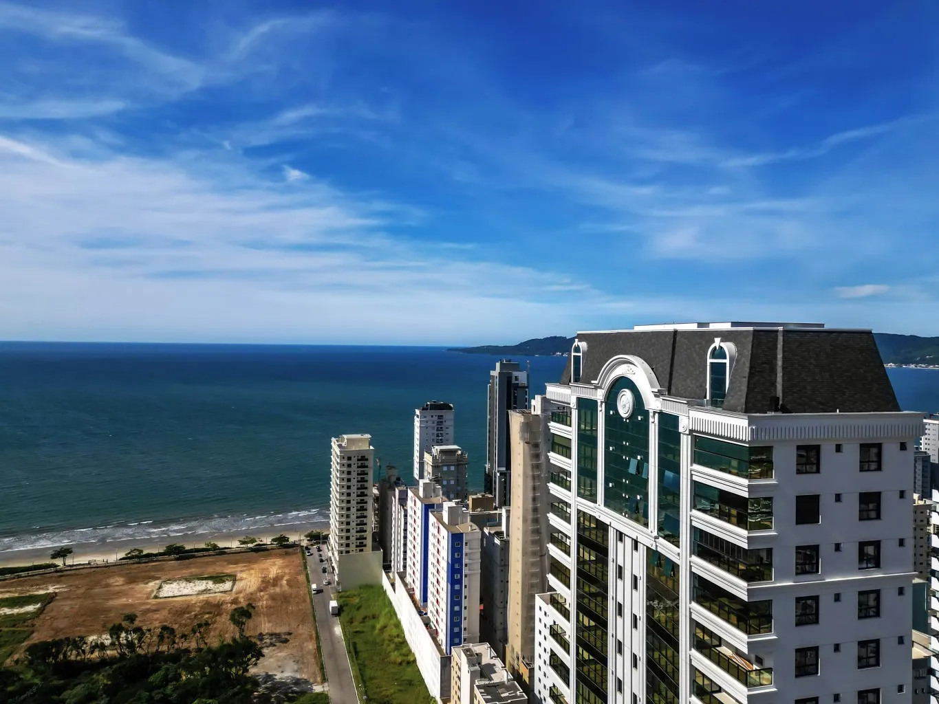 Apartamento com 4 suítes e 4 vagas na garagem no bairro Meia Praia em Itapema/SC — foto 2