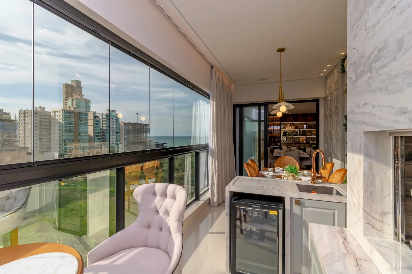 Apartamento com 4 suítes e 4 vagas na garagem no bairro Meia Praia em Itapema/SC — foto 7