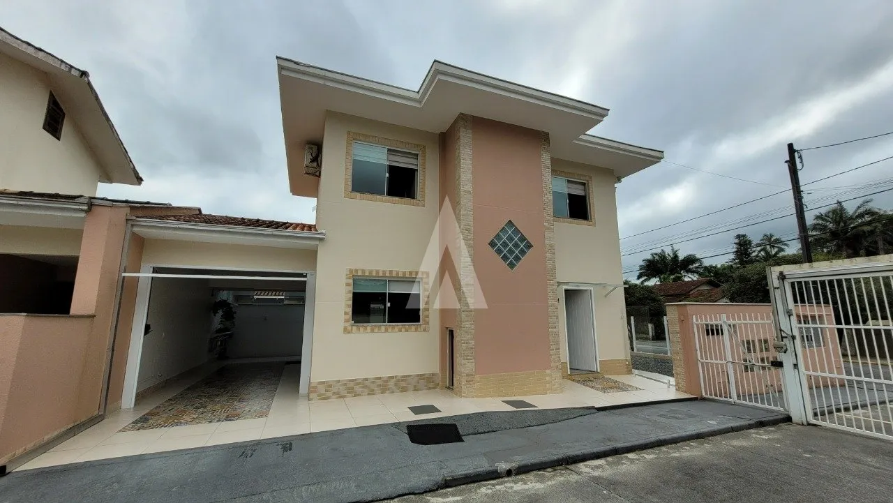 Sobrado em Condomínio com 1 suíte(s) mais 2 quarto(s) à venda no bairro Pirabeiraba em Joinville, por R$1.100.000,00. — foto 2