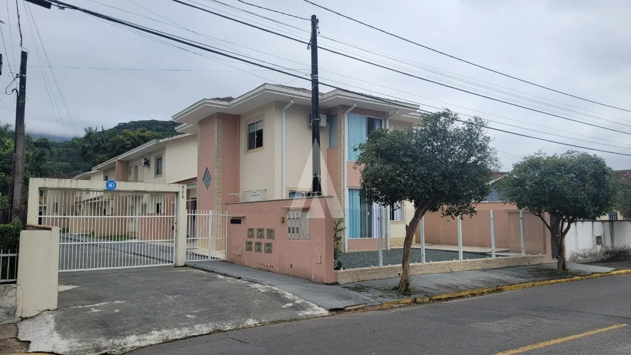 Sobrado em Condomínio com 1 suíte(s) mais 2 quarto(s) à venda no bairro Pirabeiraba em Joinville, por R$1.100.000,00. - foto 1