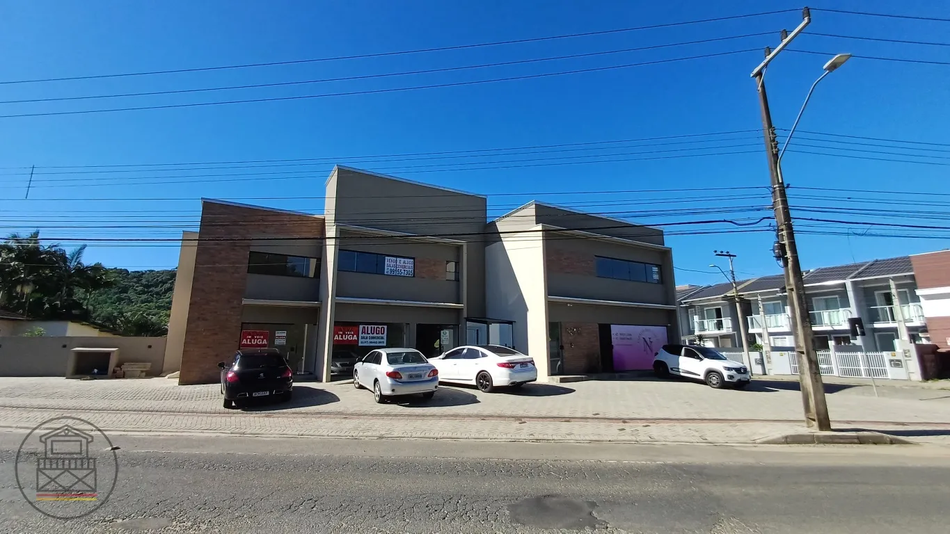 Loja térrea com vitrine, localizada em uma rua movimentada com boa circulação de veículos e cercada por diversos estabelecimentos comerciais. - foto 1
