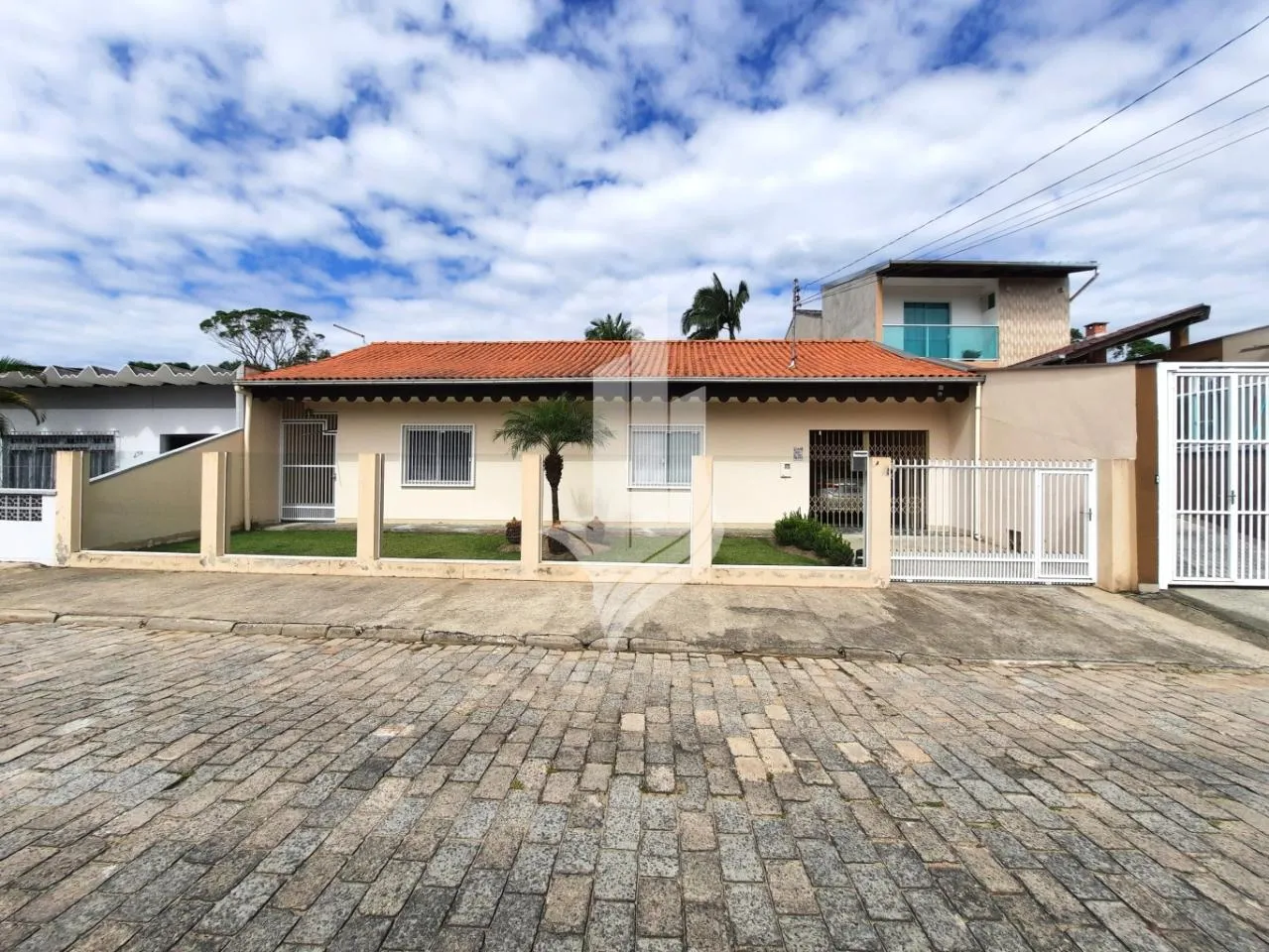 Casa plana semi mobiliada no bairro Garcia - foto 1