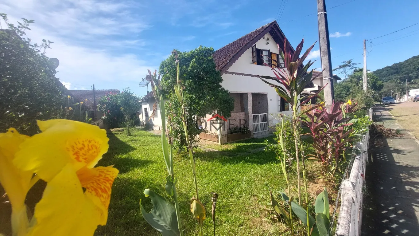 Ótimo imóvel comercial e residencial no Centro da cidade de Pomerode com aprox. 130,00m de construção e edificada num terreno com 633,32m. — foto 2