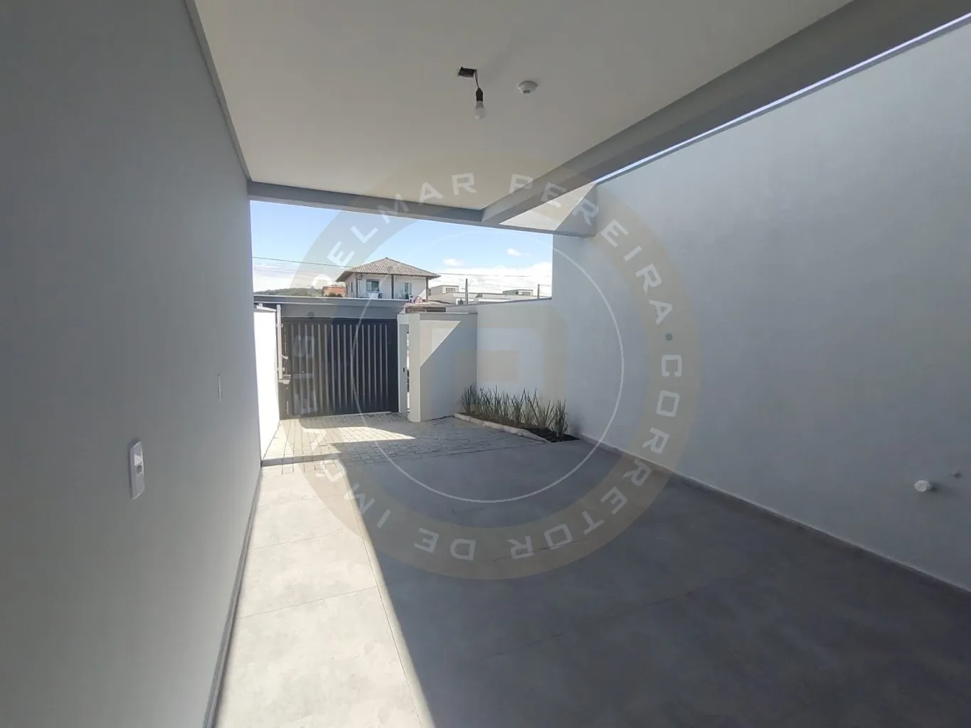 Casa geminada com 02 dormitórios sendo 01 suíte + demi- suíte. — foto 2