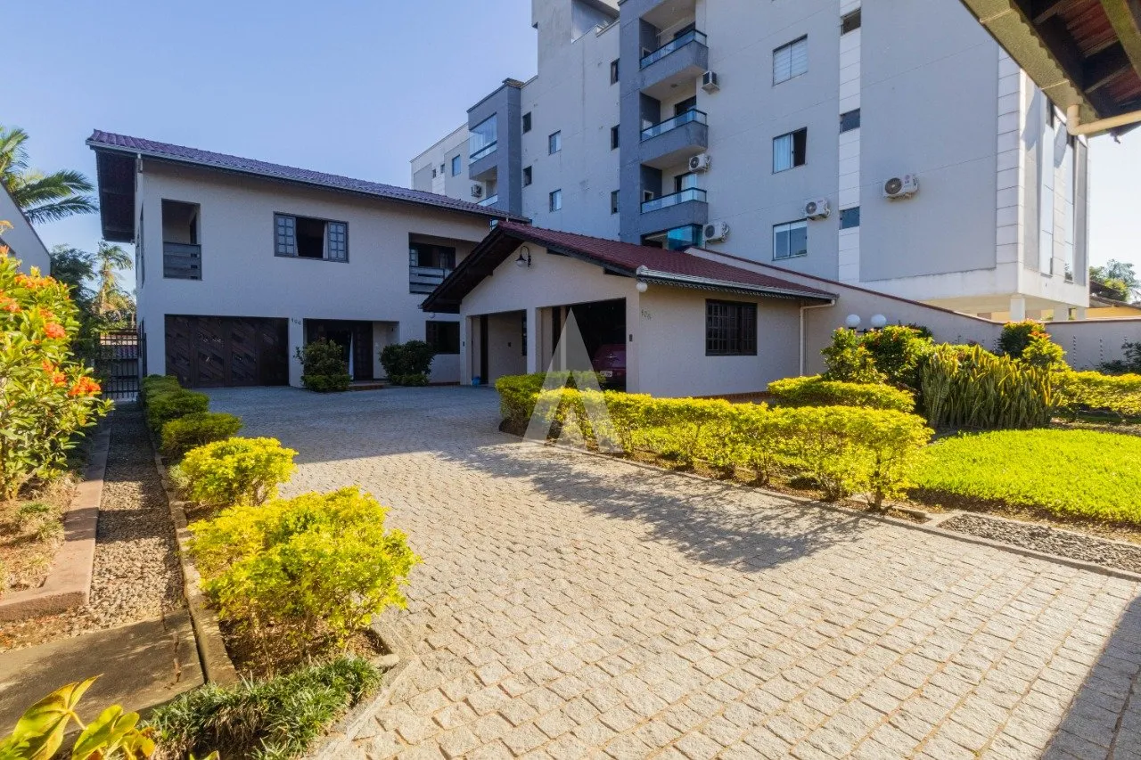 Sobrado com 1 suíte(s) mais 3 quarto(s) à venda no bairro Saguaçu em Joinville, de R$ 1.250.000,00 por R$ 1.100.000,00 - foto 1