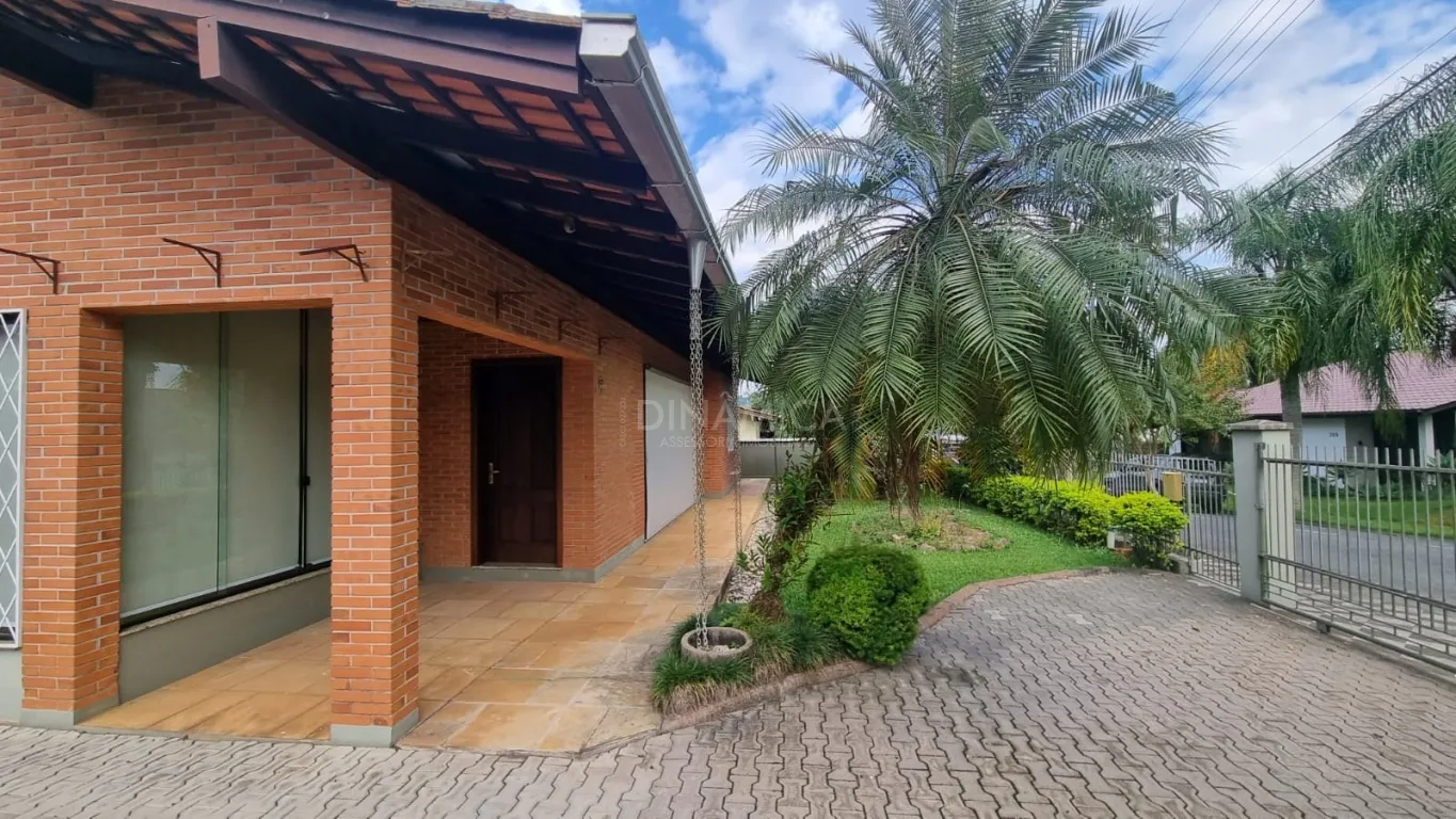 Casa com 4 Dormitórios sendo 2 suítes e ampla área de jardim, no bairro Itoupava Norte. — foto 2
