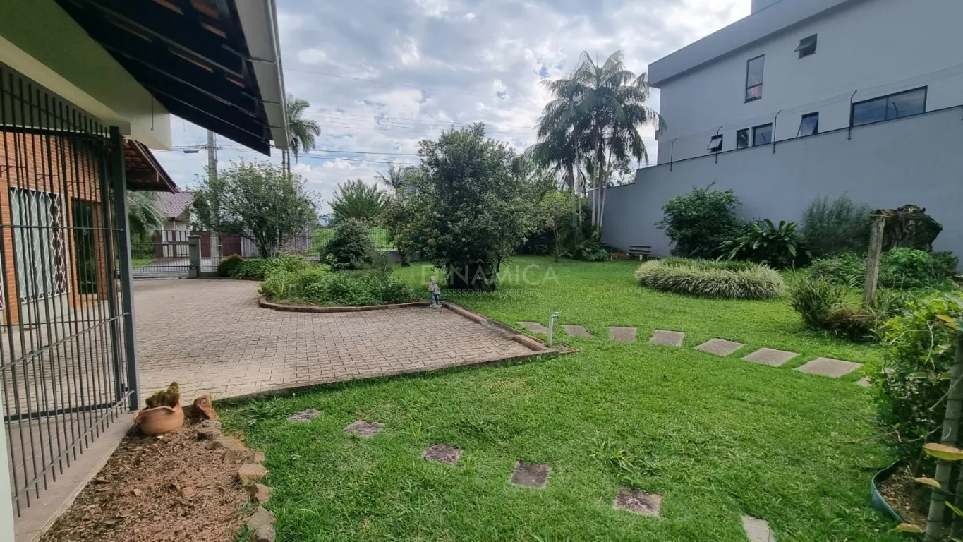 Casa com 4 Dormitórios sendo 2 suítes e ampla área de jardim, no bairro Itoupava Norte. — foto 3