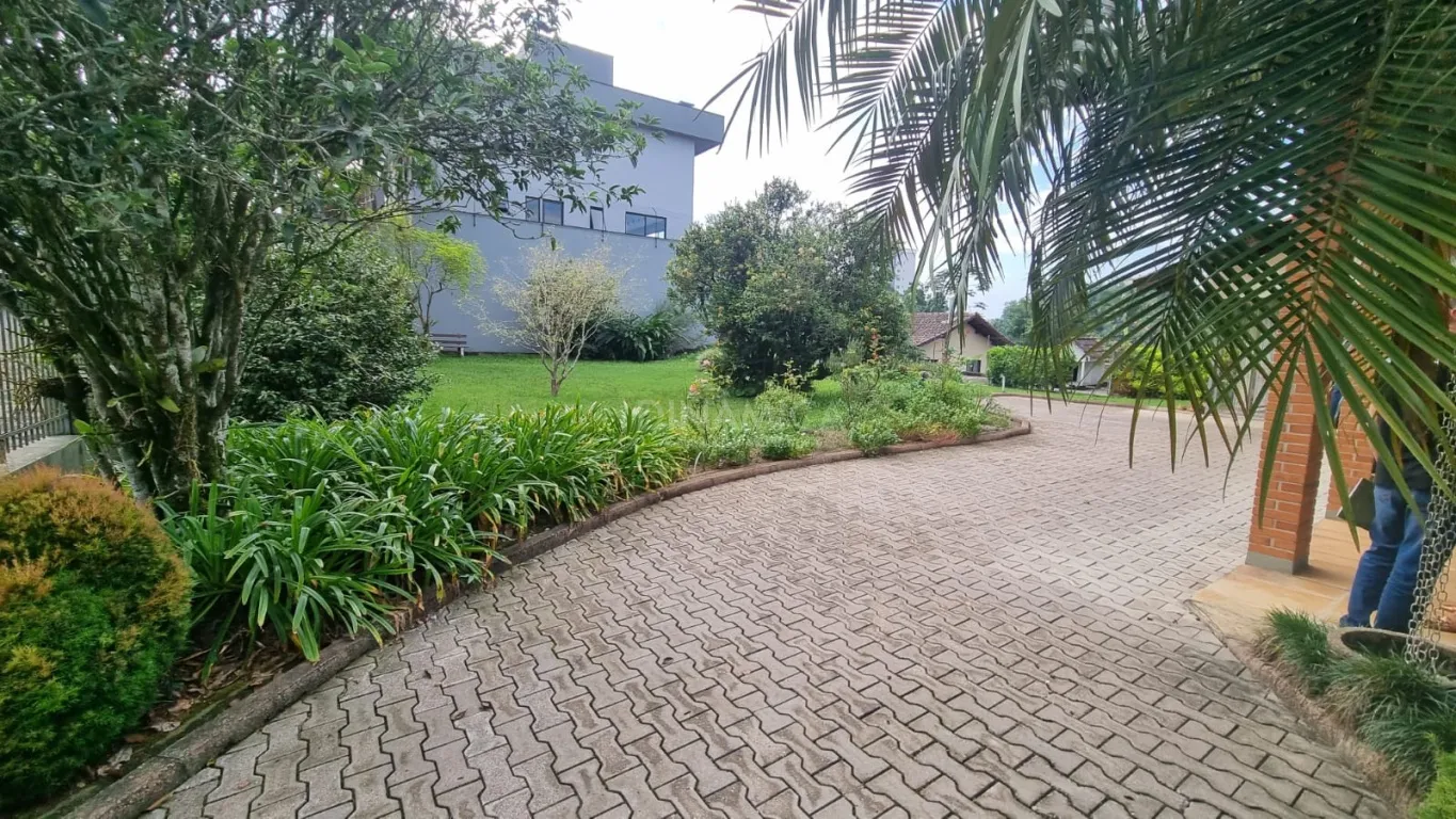Casa com 4 Dormitórios sendo 2 suítes e ampla área de jardim, no bairro Itoupava Norte. — foto 4