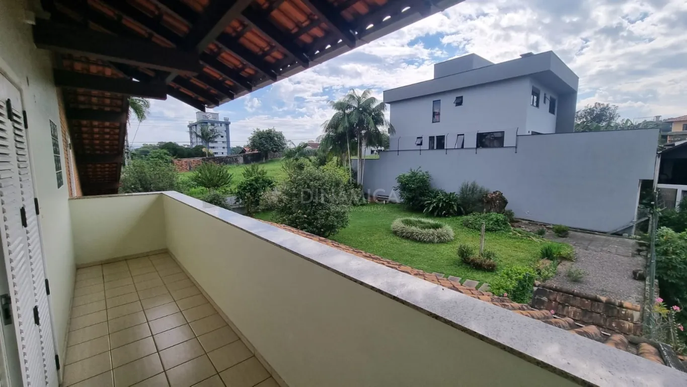Casa com 4 Dormitórios sendo 2 suítes e ampla área de jardim, no bairro Itoupava Norte. — foto 5