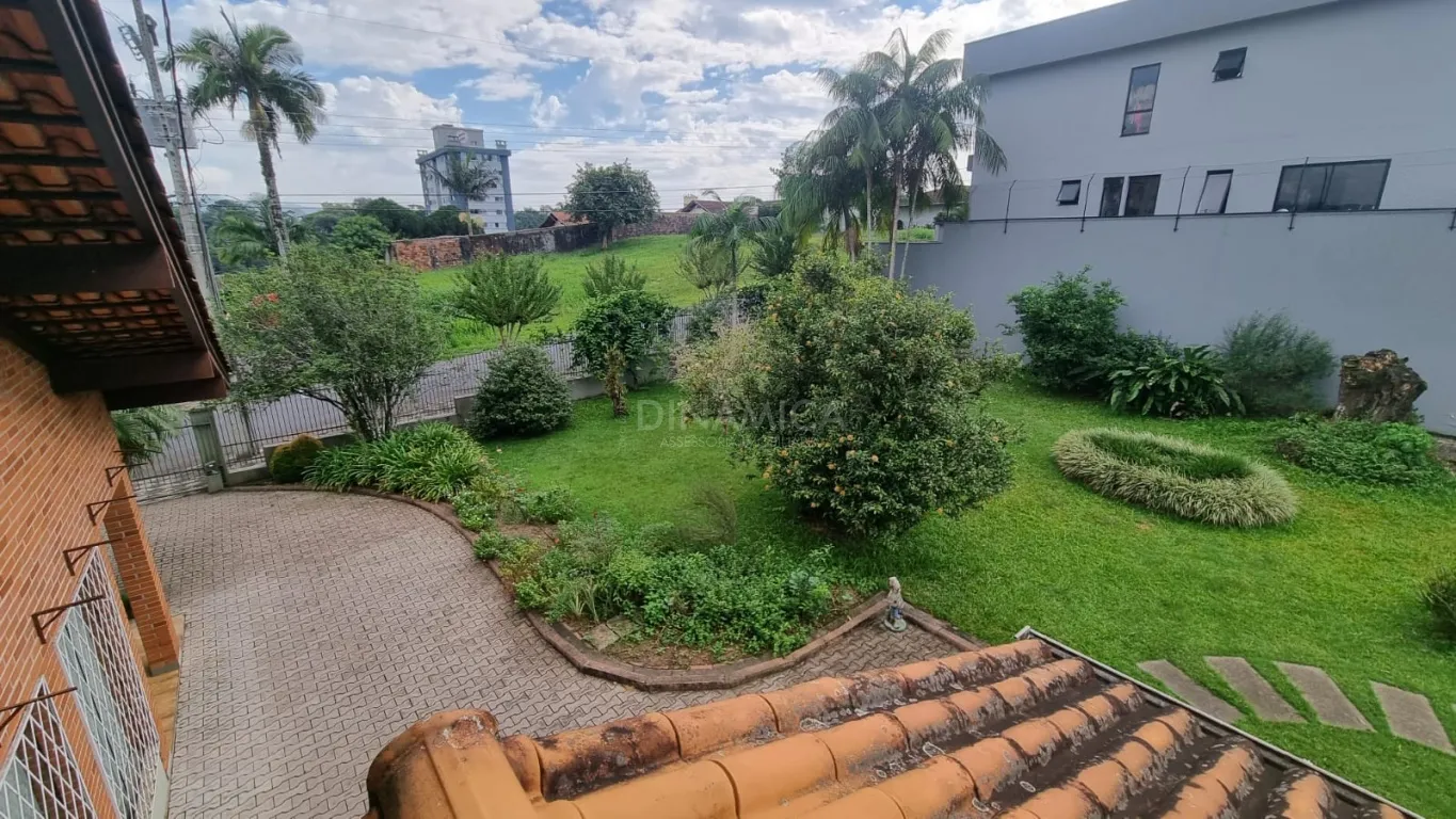 Casa com 4 Dormitórios sendo 2 suítes e ampla área de jardim, no bairro Itoupava Norte. — foto 6