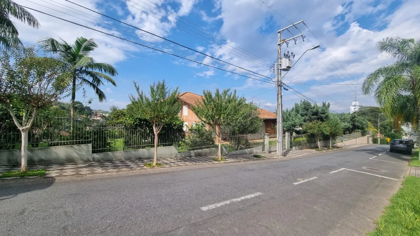 Casa com 4 Dormitórios sendo 2 suítes e ampla área de jardim, no bairro Itoupava Norte. — foto 7