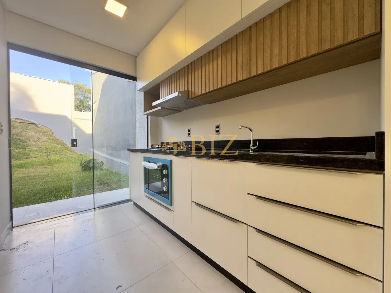 Excelente sobrado alto padrão mobiliado com 92m de área privativa, com 2 suítes, no Bairro Escola Agrícola! — foto 2