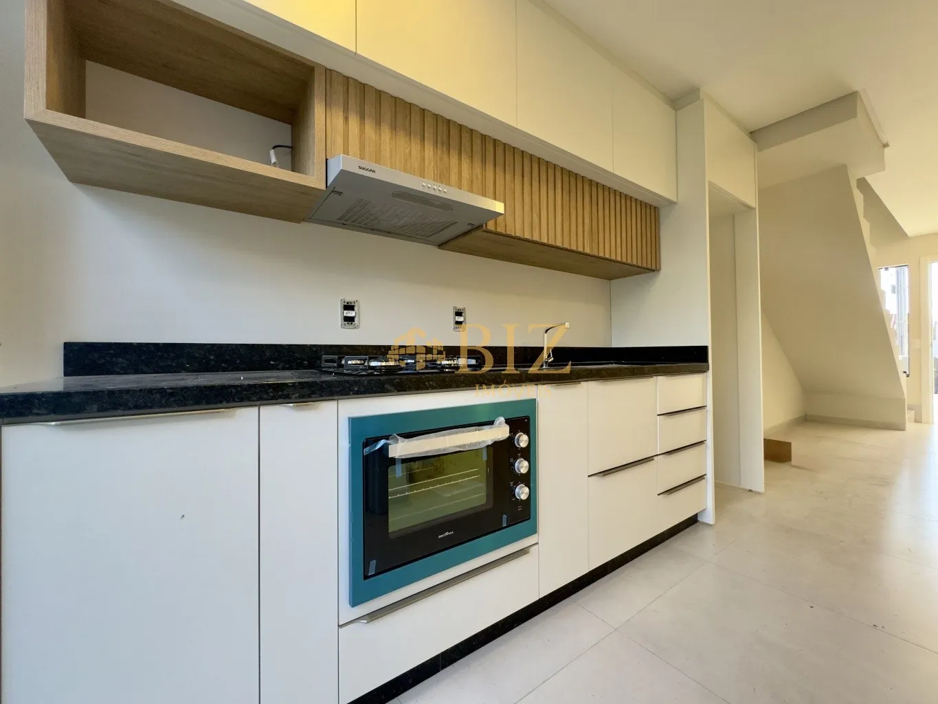 Excelente sobrado alto padrão mobiliado com 92m de área privativa, com 2 suítes, no Bairro Escola Agrícola! — foto 3