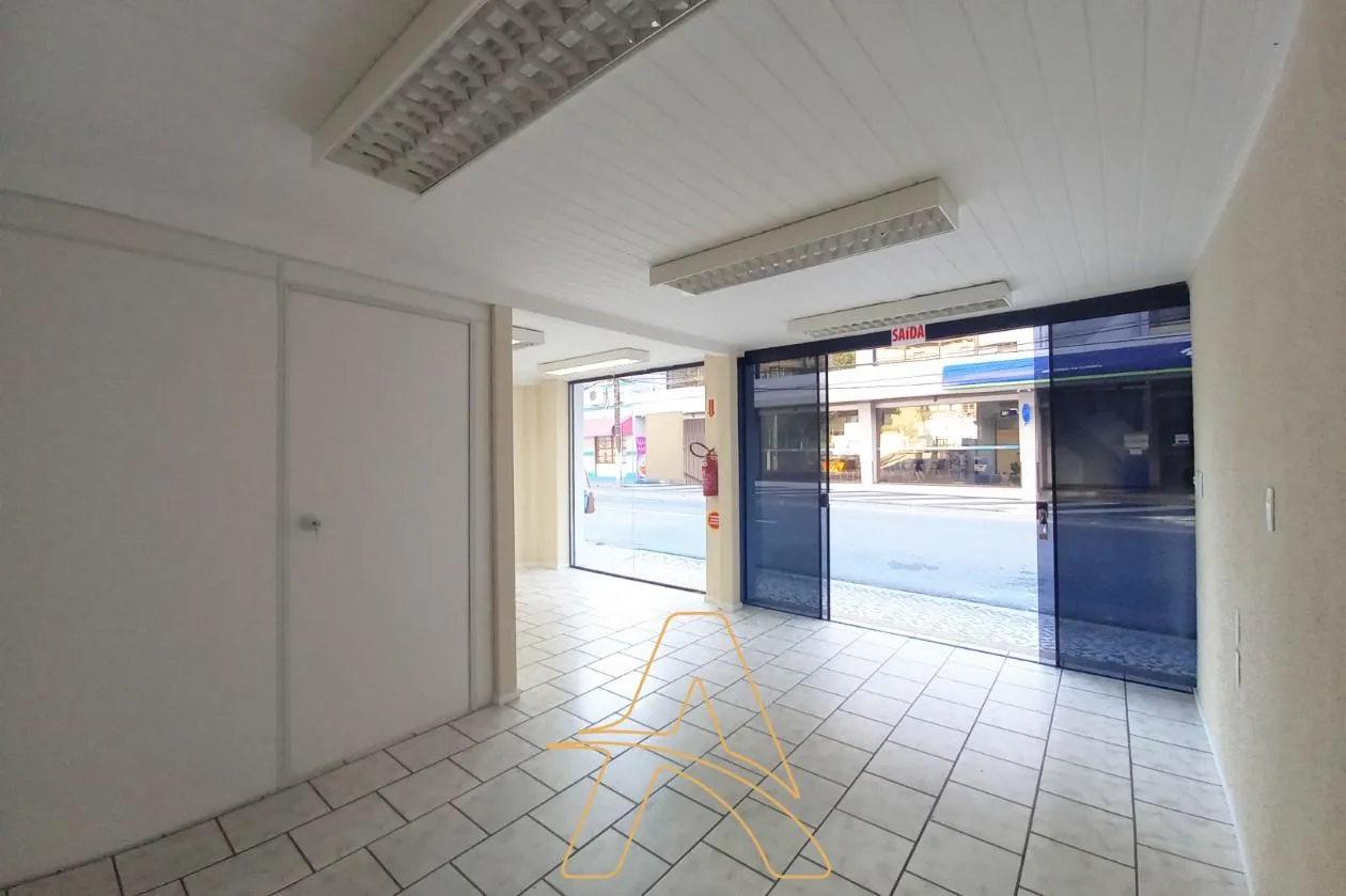 Sala Comercial Térrea com Mezanino no Centro de Blumenau — foto 3