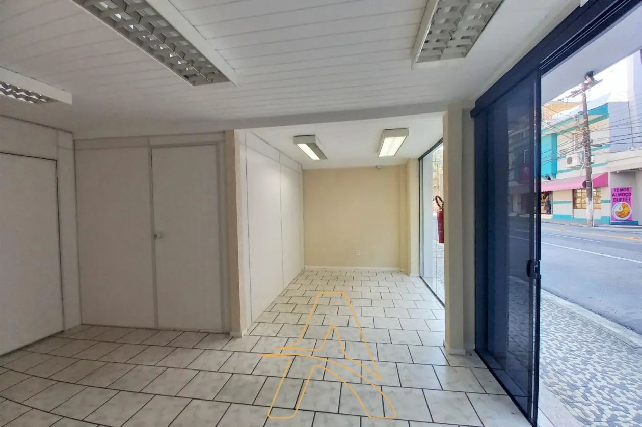 Sala Comercial Térrea com Mezanino no Centro de Blumenau — foto 4