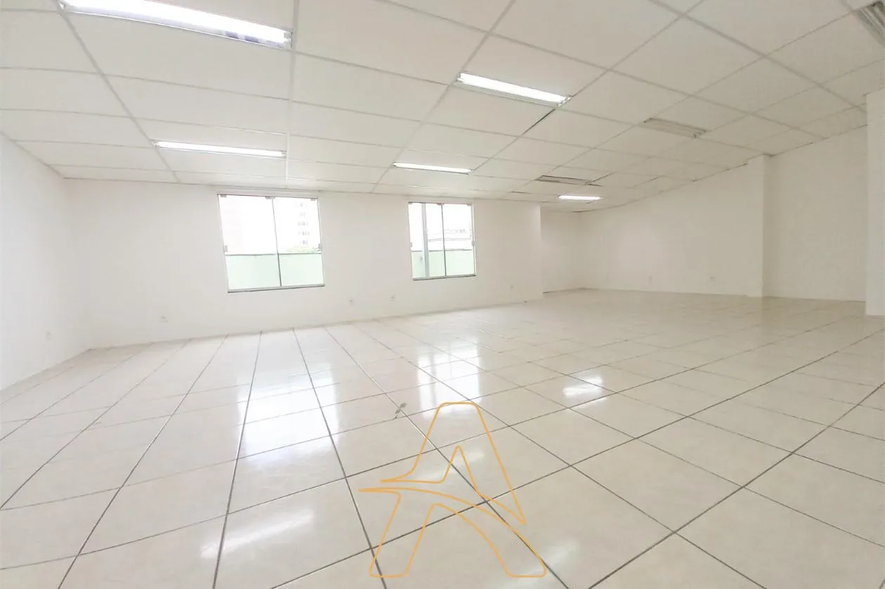 Ampla Sala Comercial no Centro de Blumenau — foto 3