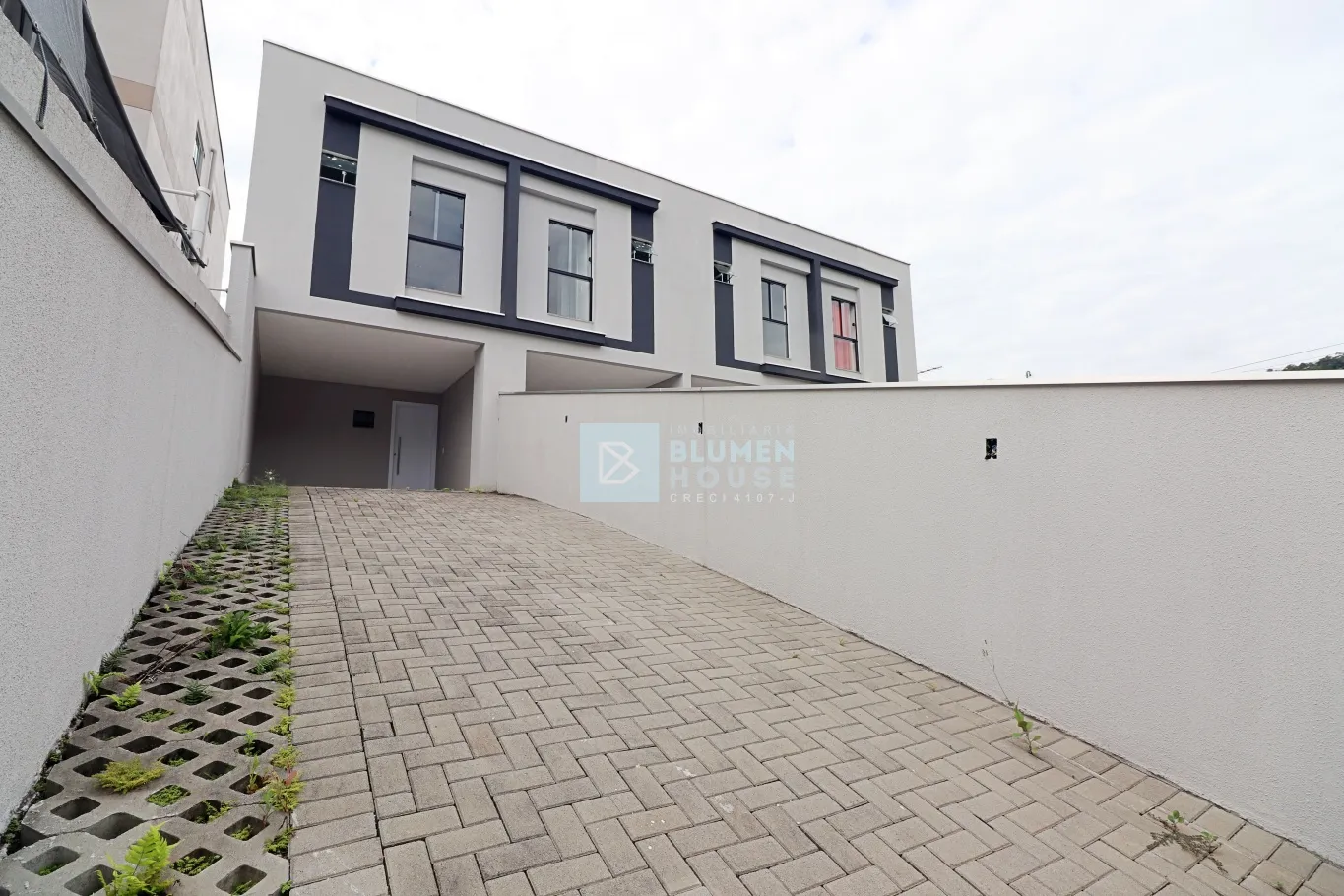Sobrado com 2 suítes no bairro Tribess! - foto 1