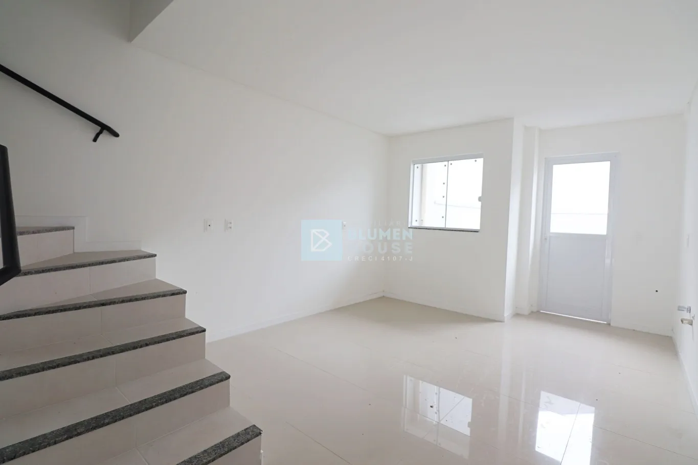 Sobrado com 2 suítes no bairro Tribess! — foto 3