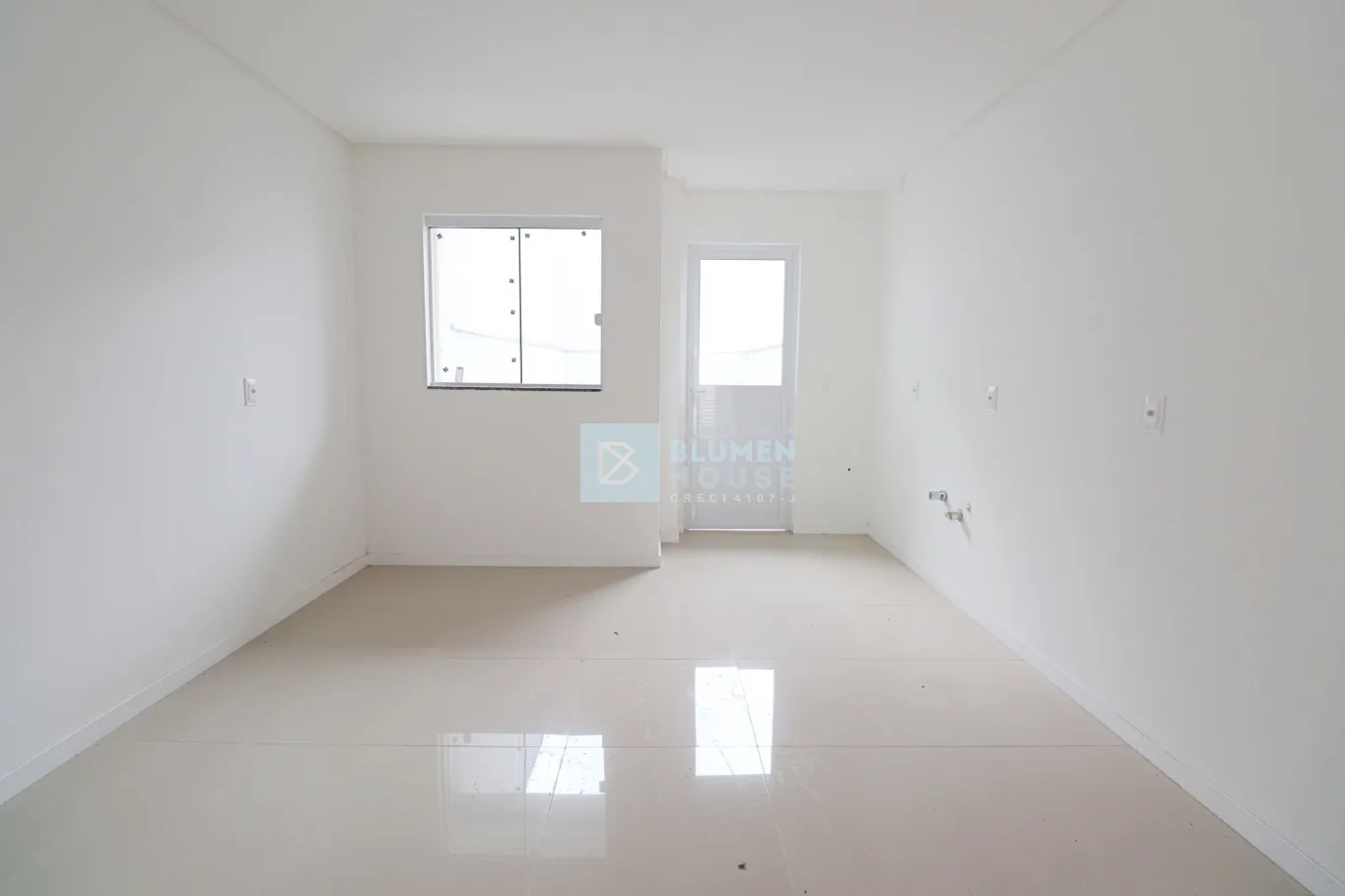 Sobrado com 2 suítes no bairro Tribess! — foto 4
