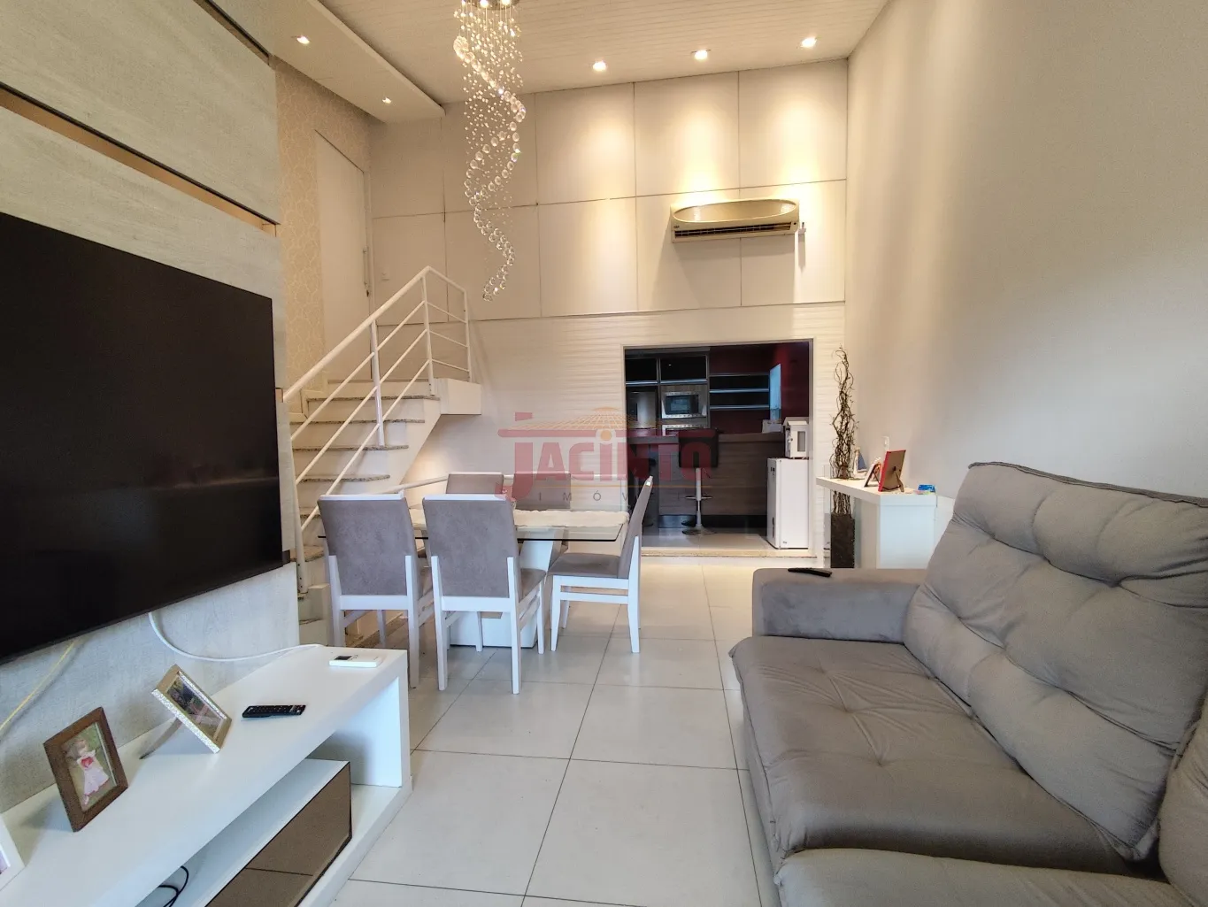 Casa na Fortaleza Alta, com 3 dormitórios sendo 1 suíte, sala e cozinha com móveis sob medida, área de festas, piscina, 4 vagas e um galpão. - foto 1