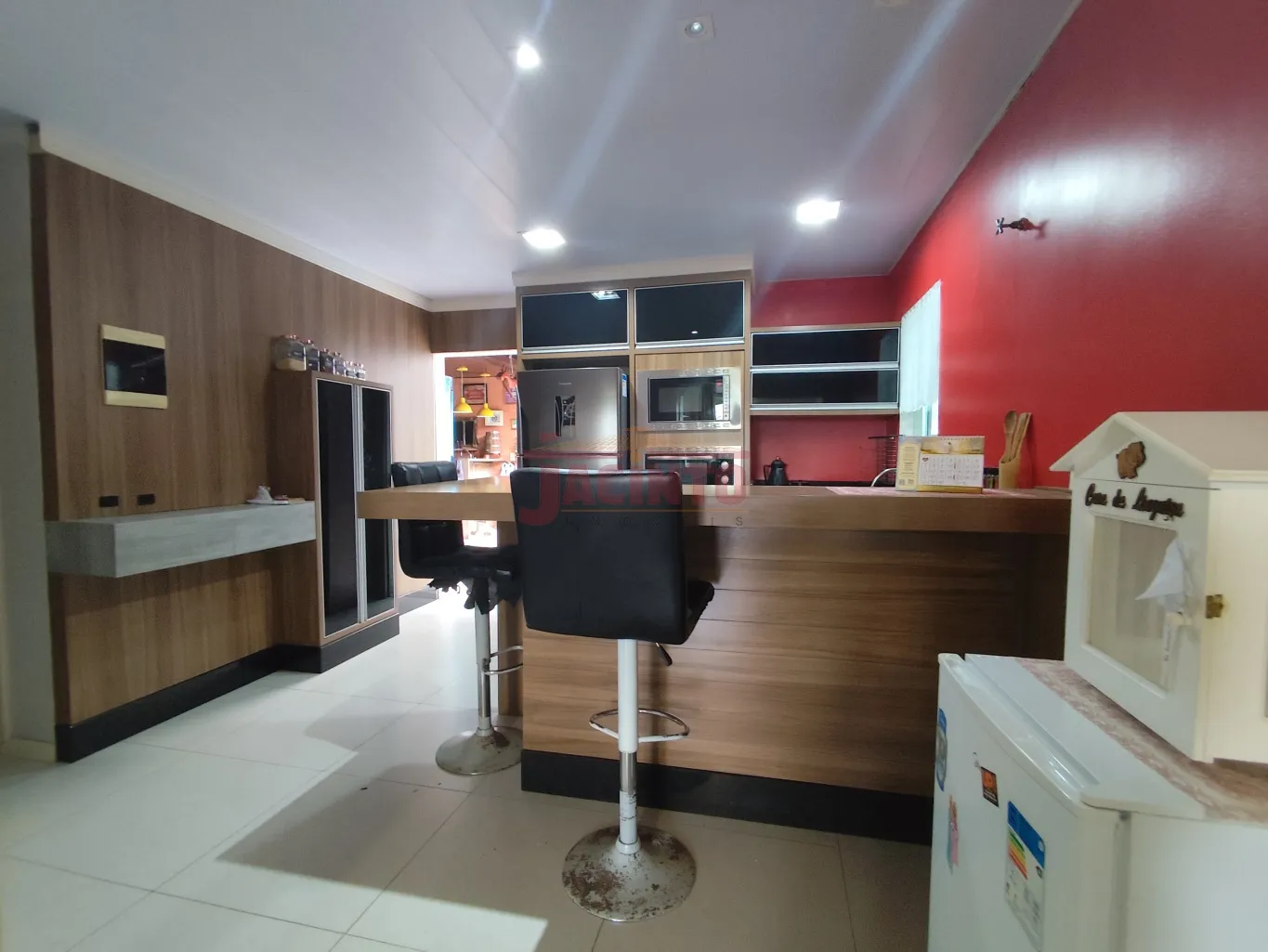 Casa na Fortaleza Alta, com 3 dormitórios sendo 1 suíte, sala e cozinha com móveis sob medida, área de festas, piscina, 4 vagas e um galpão. — foto 3