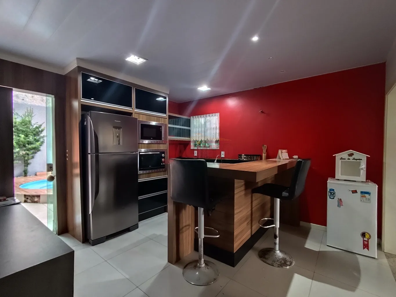 Casa na Fortaleza Alta, com 3 dormitórios sendo 1 suíte, sala e cozinha com móveis sob medida, área de festas, piscina, 4 vagas e um galpão. — foto 4