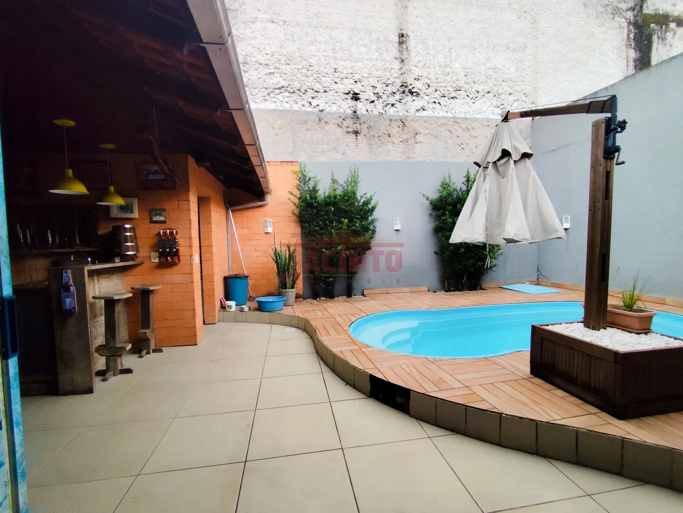 Casa na Fortaleza Alta, com 3 dormitórios sendo 1 suíte, sala e cozinha com móveis sob medida, área de festas, piscina, 4 vagas e um galpão. — foto 5