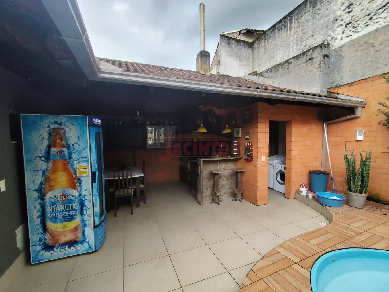 Casa na Fortaleza Alta, com 3 dormitórios sendo 1 suíte, sala e cozinha com móveis sob medida, área de festas, piscina, 4 vagas e um galpão. — foto 7