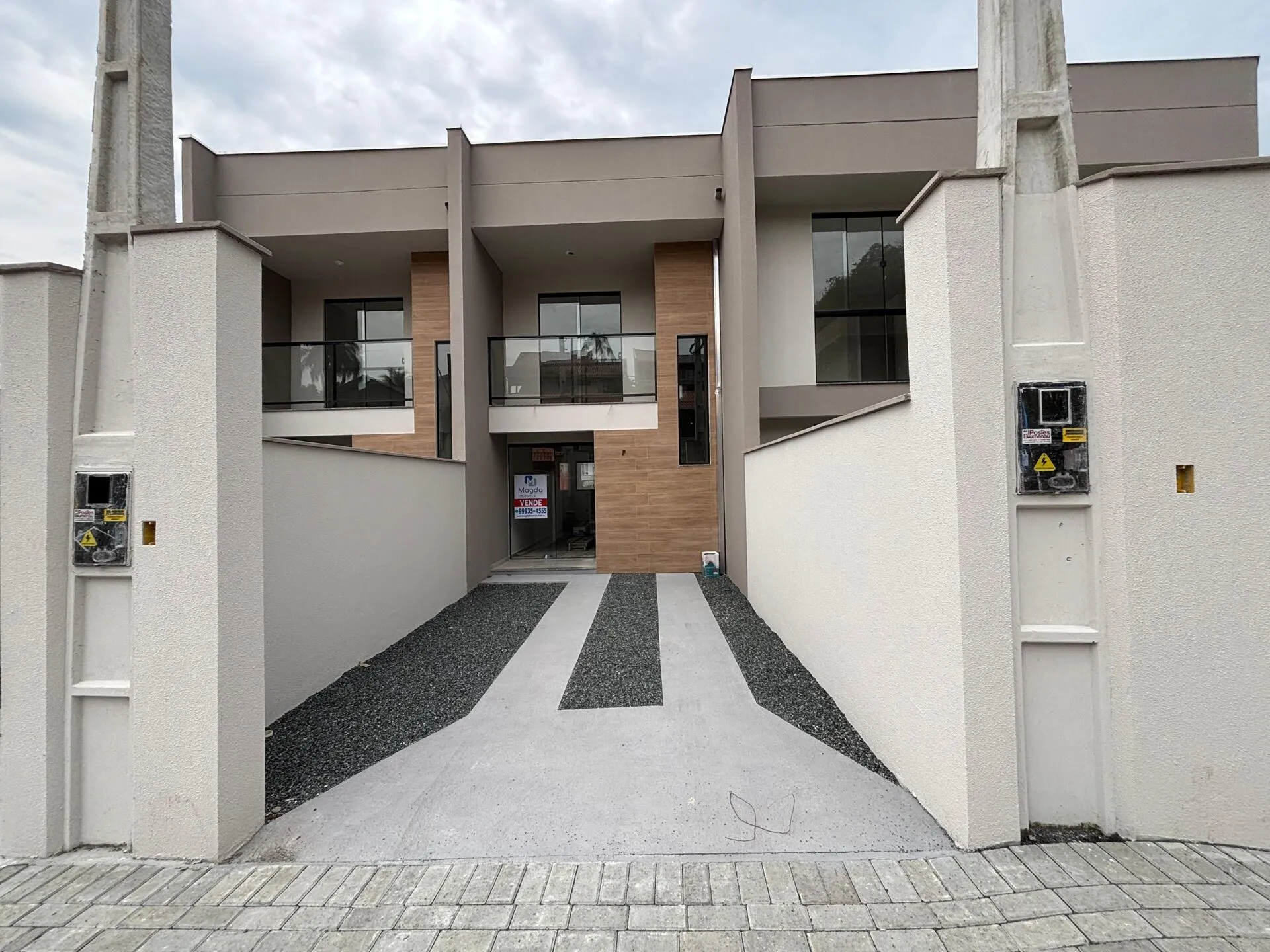 Casa Nova na melhor localização do Bairro, com 2 suítes, terreno nos fundos, espaço para área de festas. Aceita financiamento bancário, carro, parcela a entrada após a entrega das chaves. - foto 1