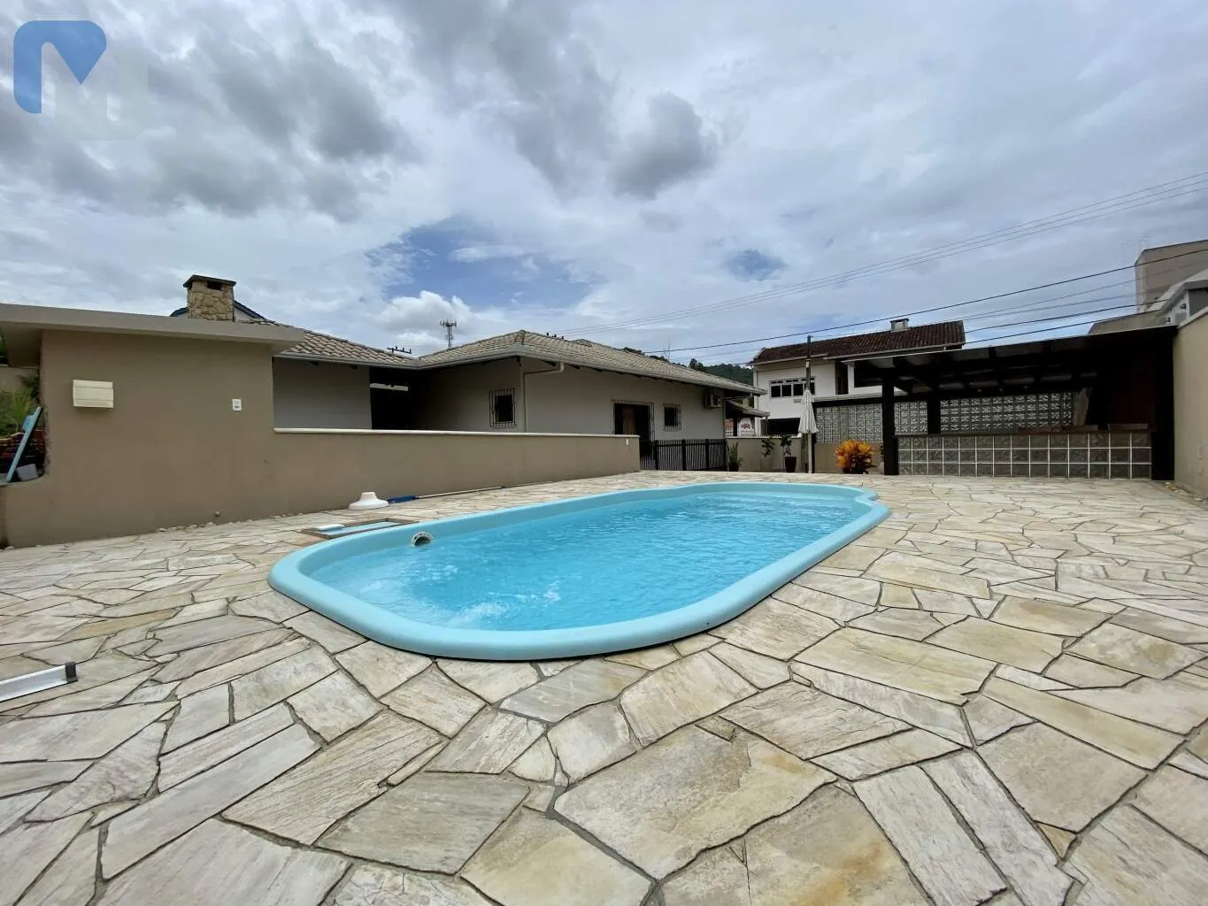 Você procura uma excelente residência, para moradia da sua família? Confira essa opção!!Totalmente plana, com área de lazer, piscina, 3 vagas de garagem. Estuda troca por imóvel no litoral. Aceita financiamento bancário. — foto 2