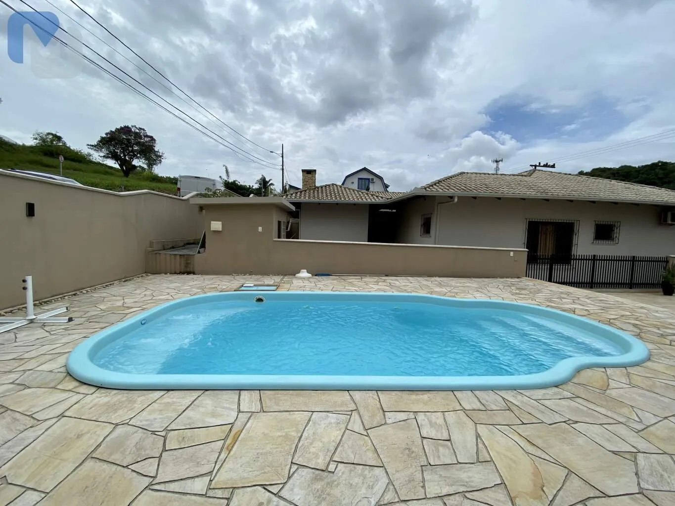 Você procura uma excelente residência, para moradia da sua família? Confira essa opção!!Totalmente plana, com área de lazer, piscina, 3 vagas de garagem. Estuda troca por imóvel no litoral. Aceita financiamento bancário. — foto 3