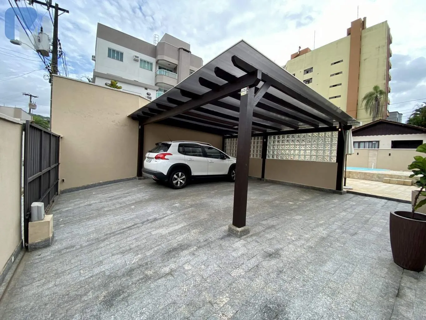 Você procura uma excelente residência, para moradia da sua família? Confira essa opção!!Totalmente plana, com área de lazer, piscina, 3 vagas de garagem. Estuda troca por imóvel no litoral. Aceita financiamento bancário. — foto 4