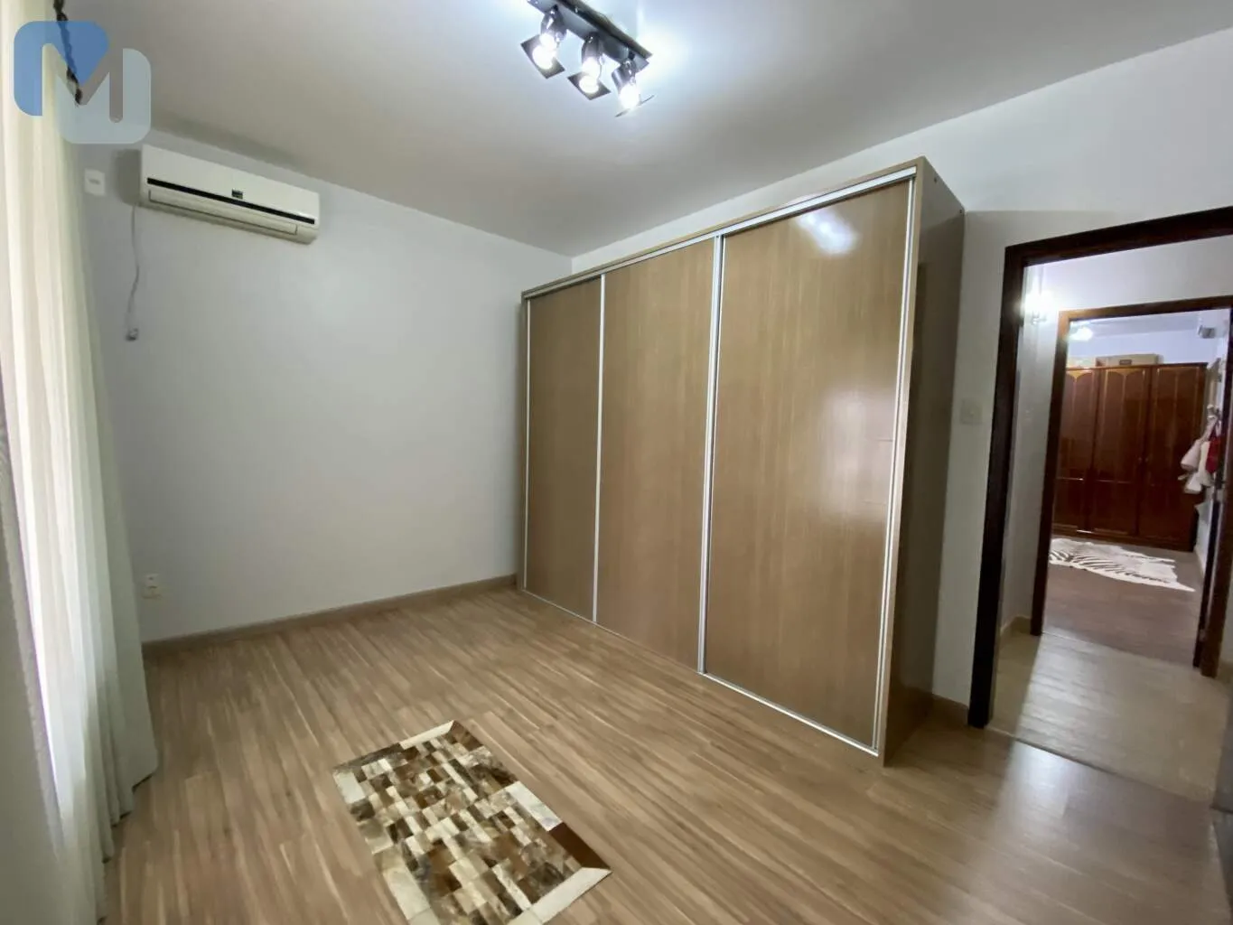 Você procura uma excelente residência, para moradia da sua família? Confira essa opção!!Totalmente plana, com área de lazer, piscina, 3 vagas de garagem. Estuda troca por imóvel no litoral. Aceita financiamento bancário. — foto 7