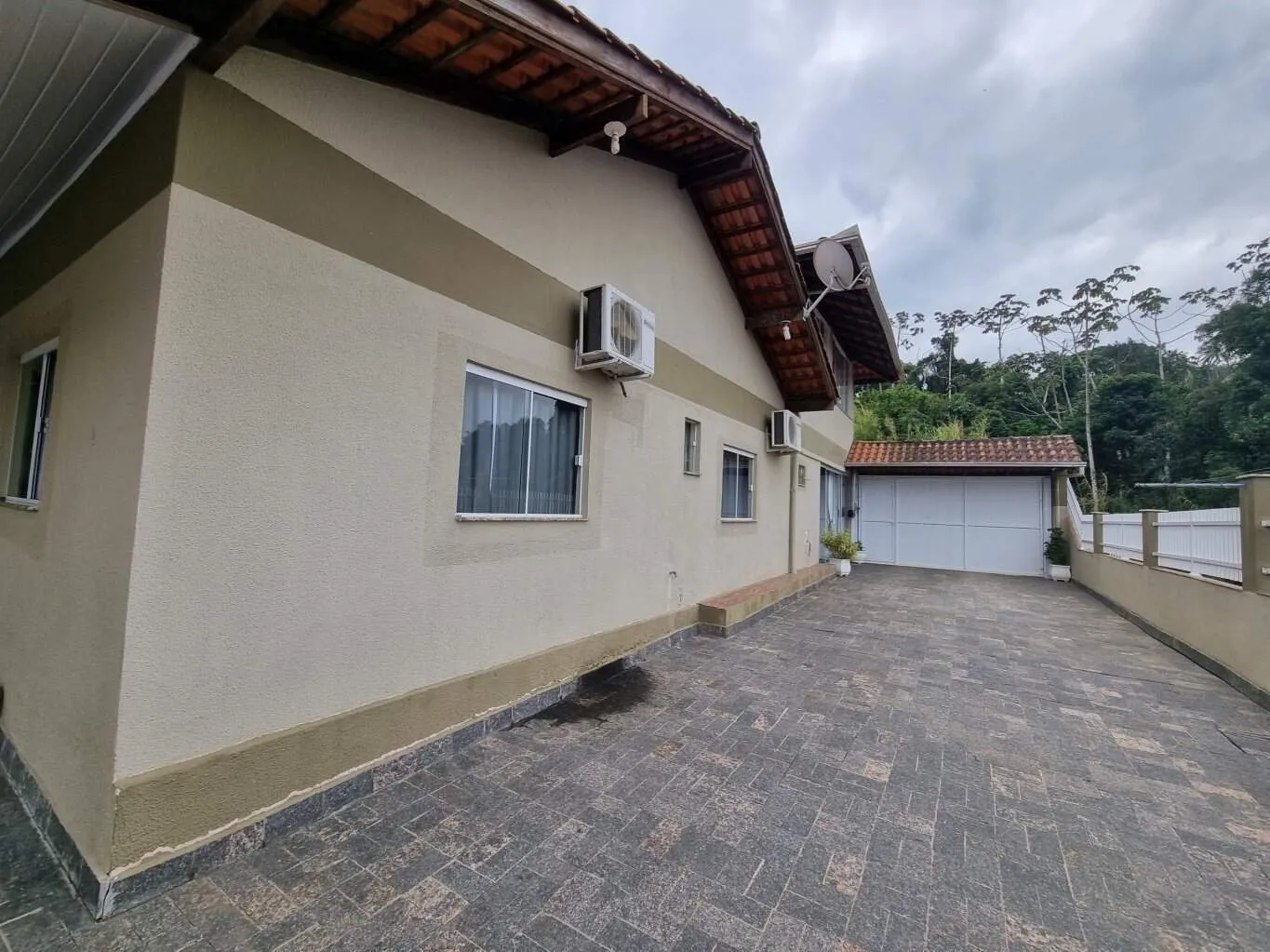 Casa ampla com piscina, 3 quartos sendo 2 deles suites, com acesso pela rua dos fundos e frente ! - foto 1