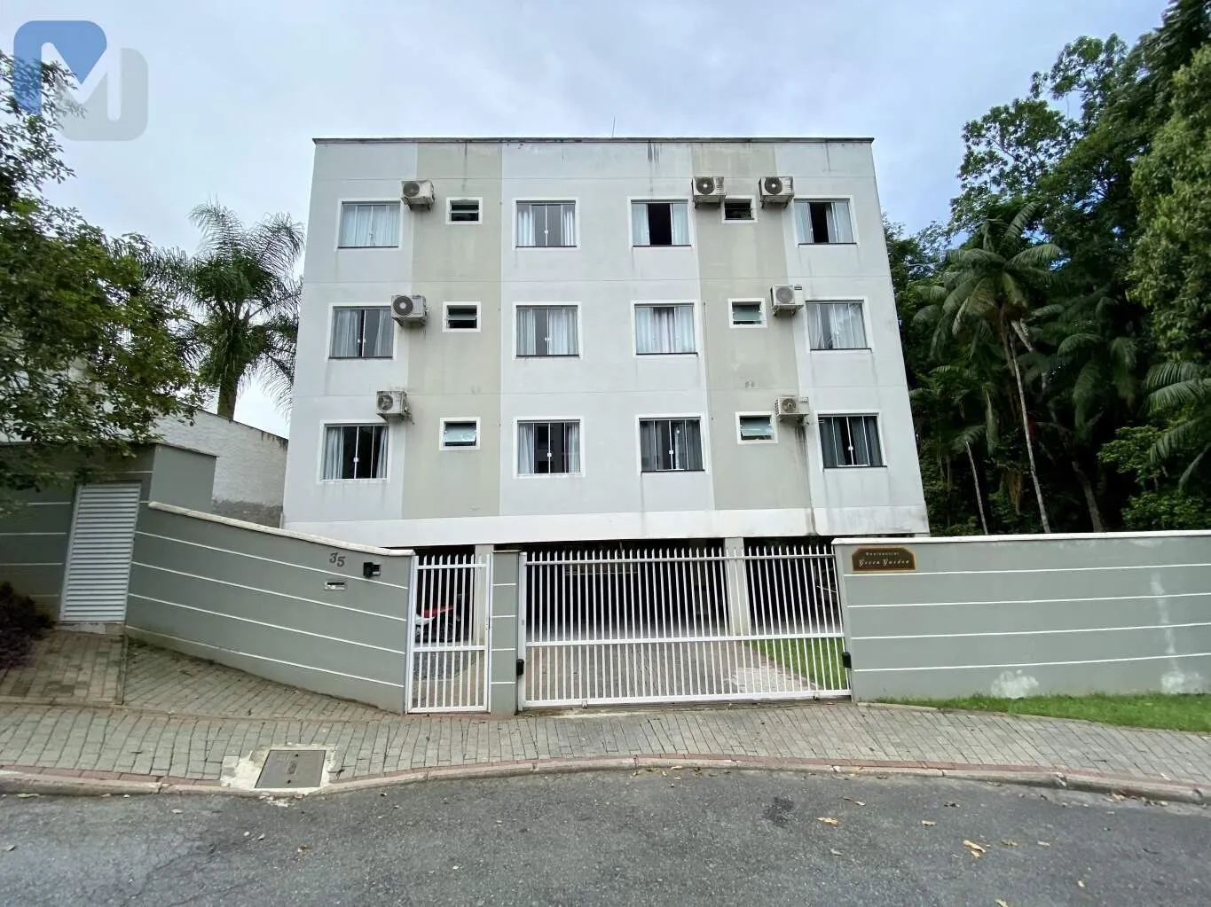 ÓTIMO APARTAMENTO SEMI MOBILIADO: no último andar, garagem coberta no pavimento térreo. Aceita financiamento bancário. — foto 2