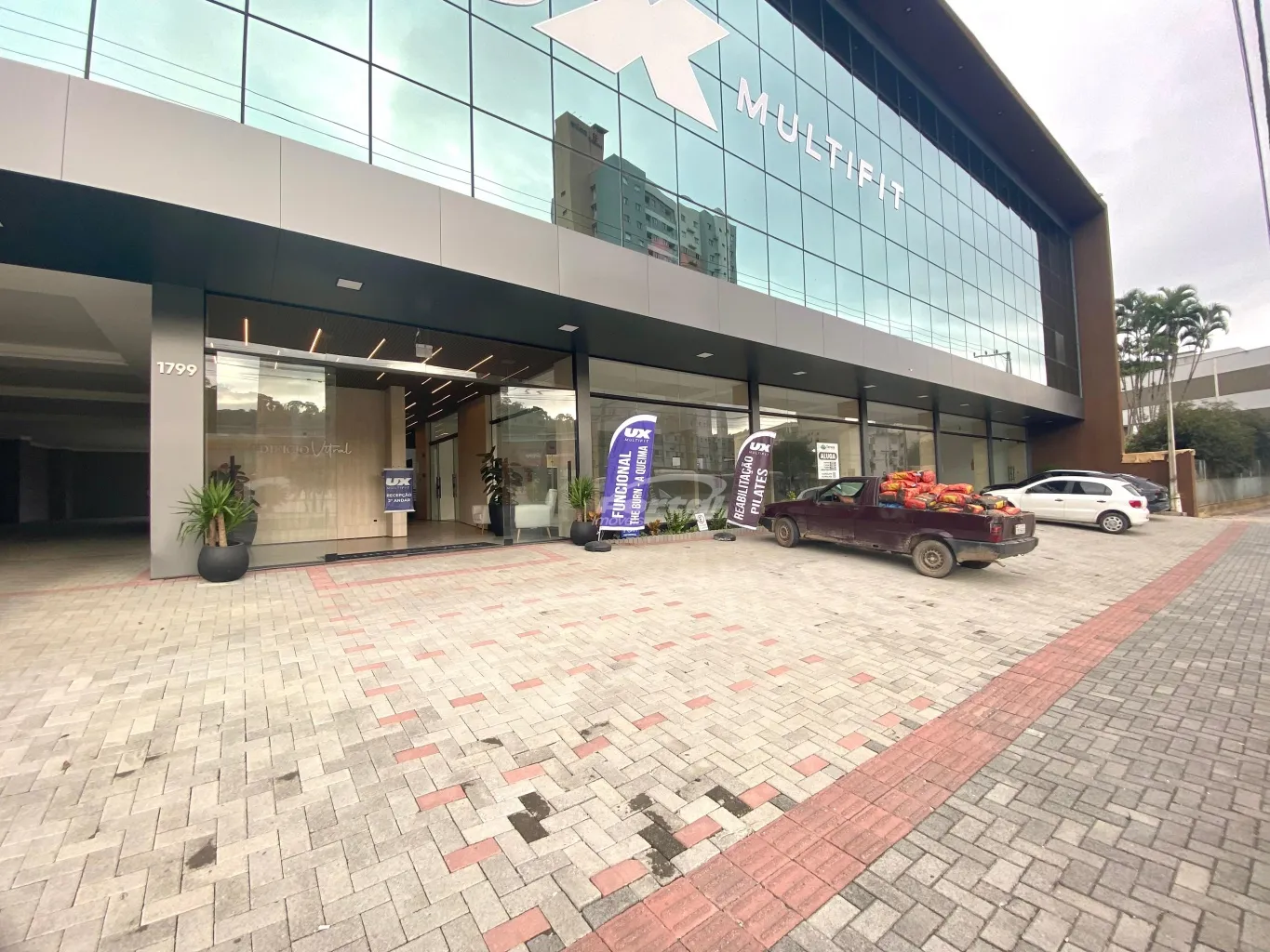 Loja Térrea com 435m, opção para locação fracionada de 215m (sala 01), opção com locação fracionada de 220m (sala 02), espaço corporativo alto padrão, fachada moderna, hall de entrada decorado, elevador, pele de vidro, pé direito alto, 65 vagas rotativas. - foto 1