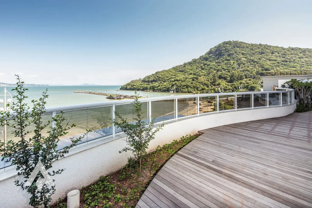 Apartamento de frente para o mar com espaço amplo, acabamento de altíssimo padrão localizado na Avenida Atlântica, em Balneário Camboriú! - foto 1
