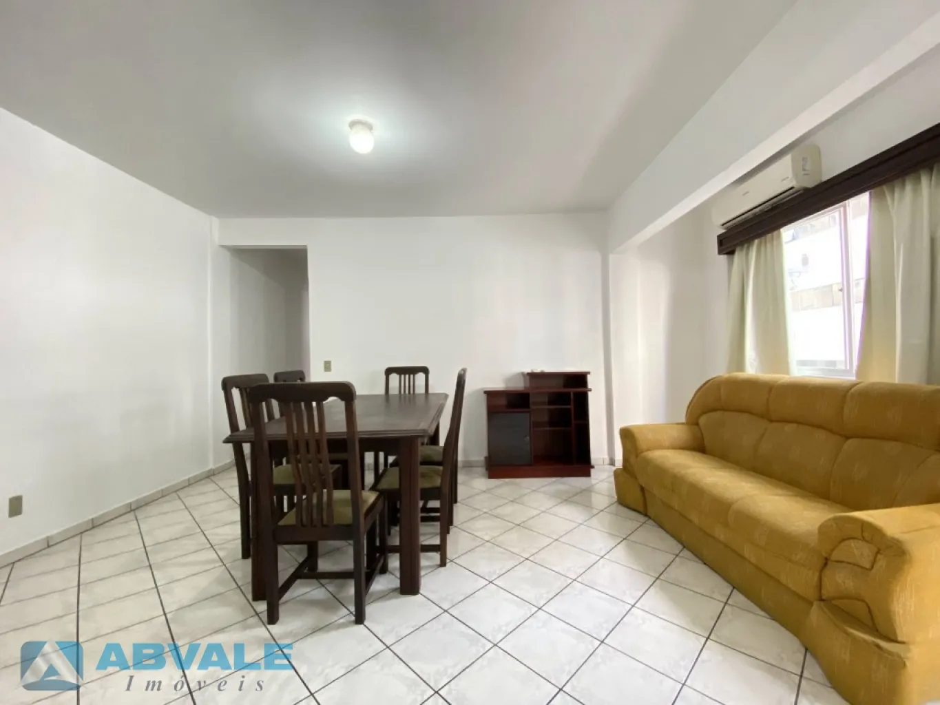 Aluguel Anual: Apartamento Mobiliado de 2 Dormitórios com Garagem em Balneário Camboriú — foto 2