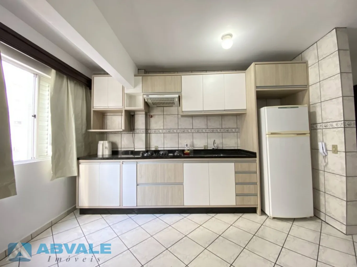 Aluguel Anual: Apartamento Mobiliado de 2 Dormitórios com Garagem em Balneário Camboriú — foto 4