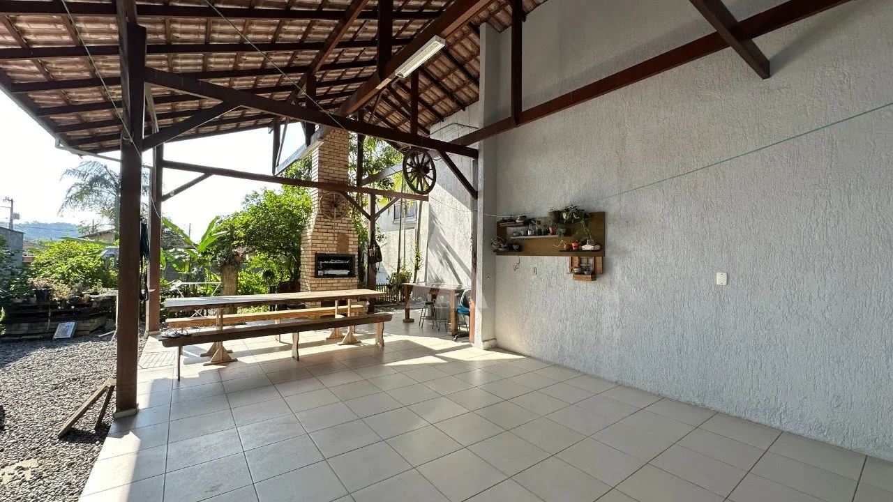 Casa com 1 suíte(s) mais 3 quarto(s) à venda no bairro Bom Retiro em Joinville, por R$ 780.000.00. — foto 3