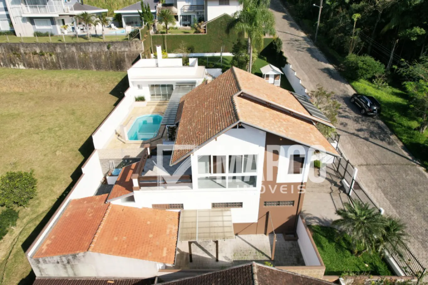 Com uma vista panorâmica da cidade, esta casa é o refúgio perfeito para quem busca conforto, tranquilidade e aconchego. — foto 2
