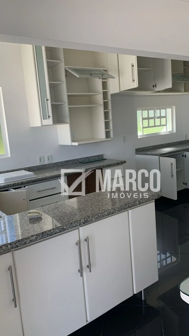 Com uma vista panorâmica da cidade, esta casa é o refúgio perfeito para quem busca conforto, tranquilidade e aconchego. — foto 3