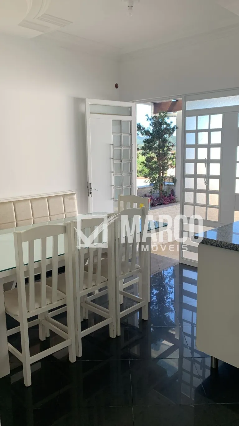 Com uma vista panorâmica da cidade, esta casa é o refúgio perfeito para quem busca conforto, tranquilidade e aconchego. — foto 4