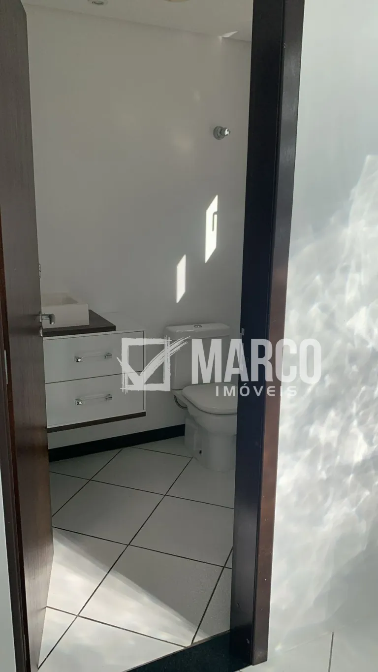 Com uma vista panorâmica da cidade, esta casa é o refúgio perfeito para quem busca conforto, tranquilidade e aconchego. — foto 6