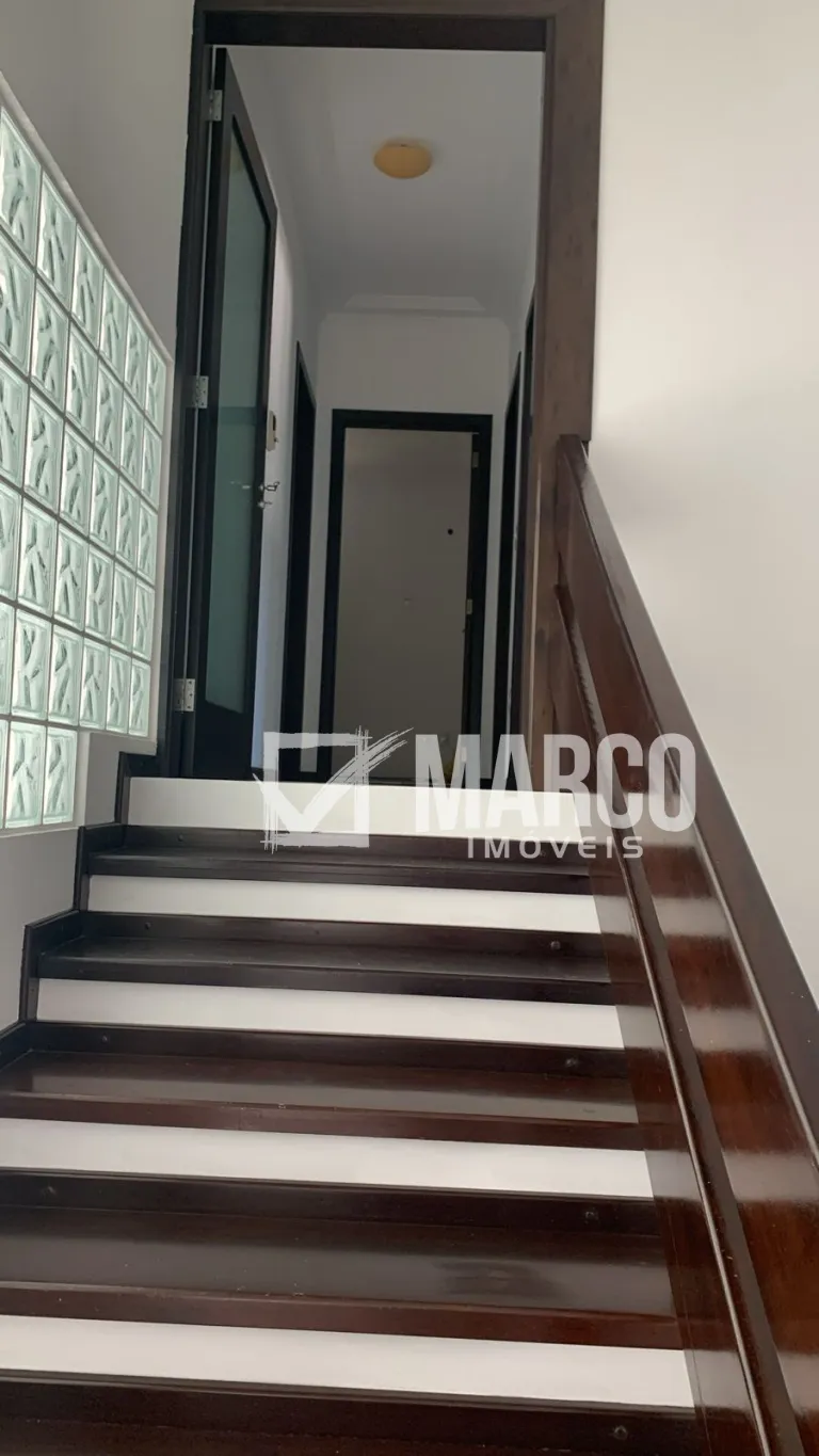 Com uma vista panorâmica da cidade, esta casa é o refúgio perfeito para quem busca conforto, tranquilidade e aconchego. — foto 7