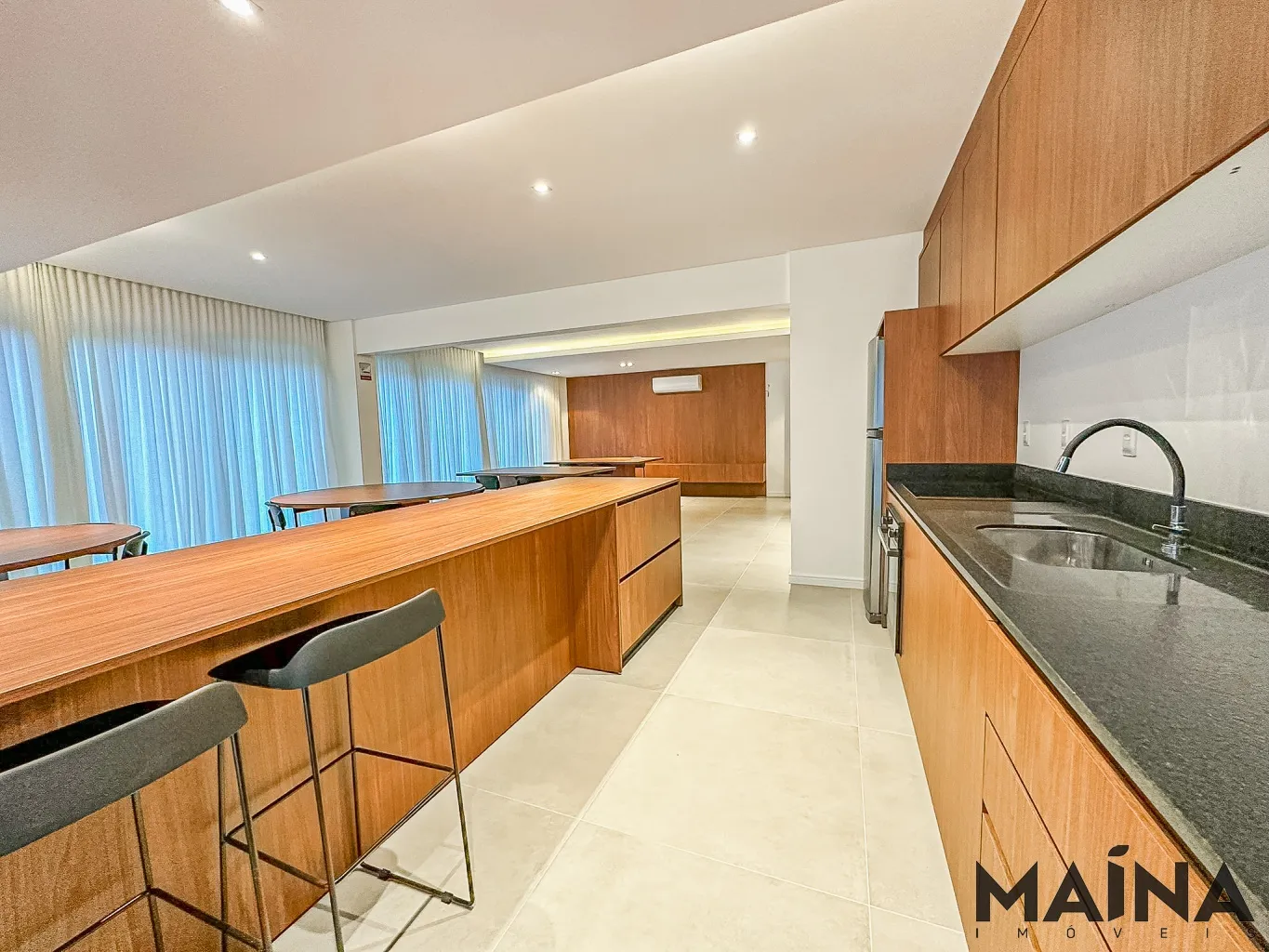 Loft mobiliado e decorado em localização privilegiada, proporcionando acesso fácil a comodidades urbanas, hospitais, farmácias, restaurantes, clubes, lojas e entretenimento. - foto 1