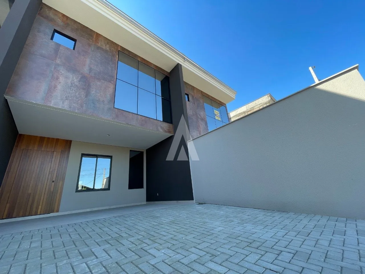 Sobrado Geminado com 1 suíte(s) mais 2 quarto(s) à venda no bairro Saguaçu em Joinville, por R$ 850.000.00. - foto 1